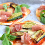 Mini pizza's met gegrilde courgette en parmaham