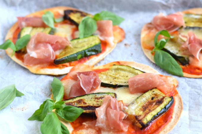 Mini pizza's met gegrilde courgette en parmaham