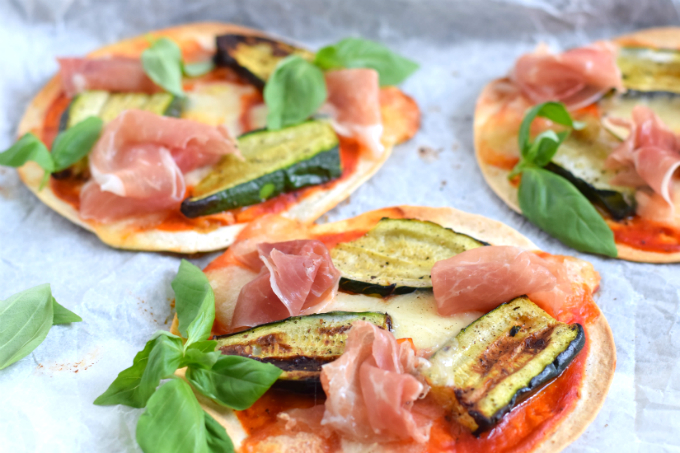 Mini pizza's met gegrilde courgette en parmaham