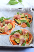 mini pizzas met parmaham en gegrilde courgette