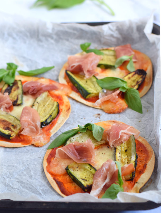 mini pizzas met parmaham en gegrilde courgette