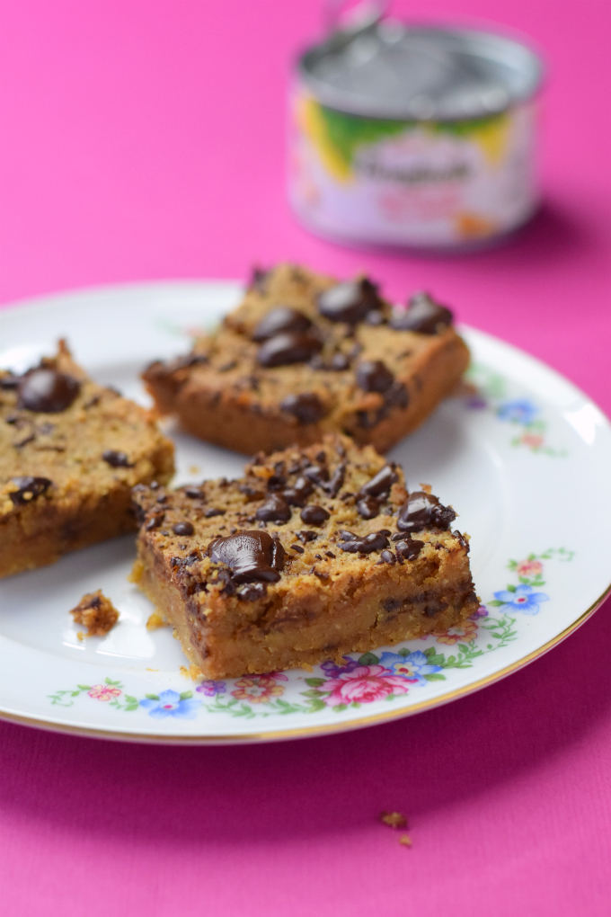 Vegan kikkererwtenblondies met pindakaas en chocolade | Blondies van kikkererwten | Anniepannie.nl