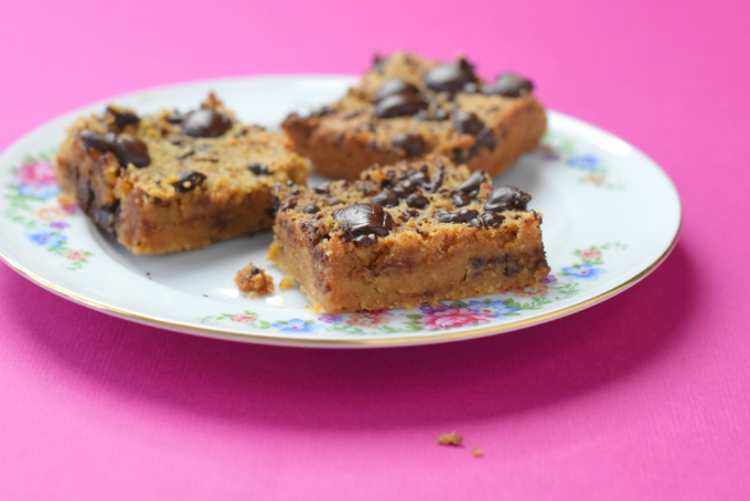 Blondies van kikkererwten - Vegan bondies met chocolade en pindakaas | Anniepannie.nl