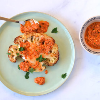 Bloemkoolsteaks met romescosaus - Anniepannie