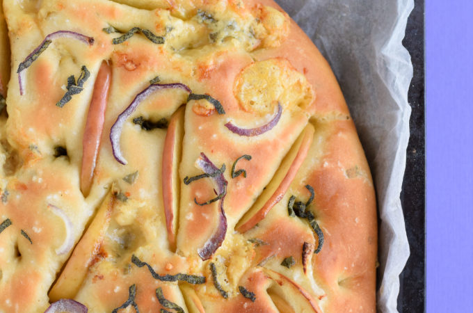 focaccia met salie appel en blauwe kaas - ANNIEPANNIE