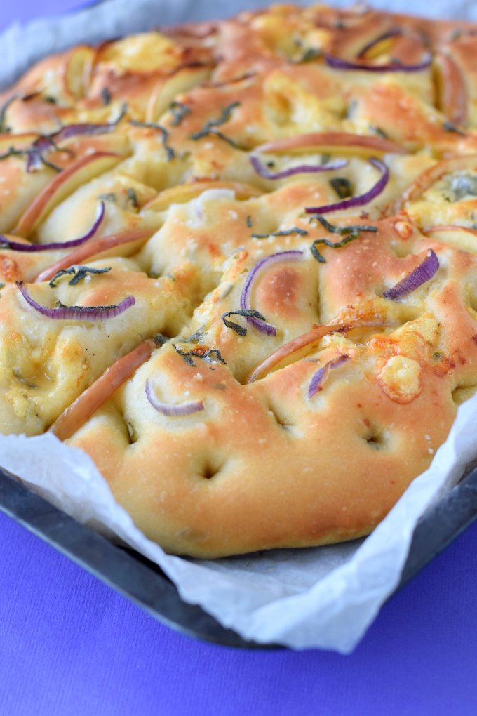 focaccia met salie en blauwe kaas - ANNIEPANNIE