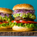 Portobello burger met miso en guacamole