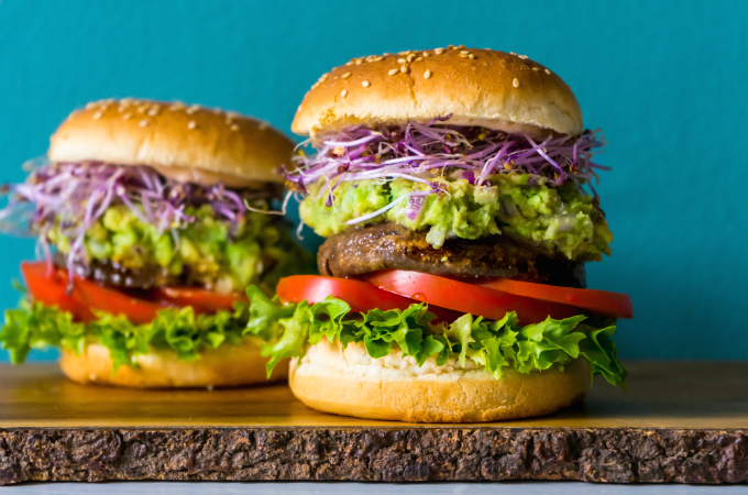 Portobello burger met miso en guacamole