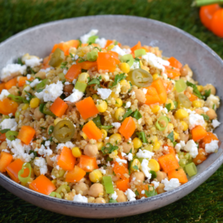 Superfood salade met oranje paprika, feta en mais - ANNIEPANNIE