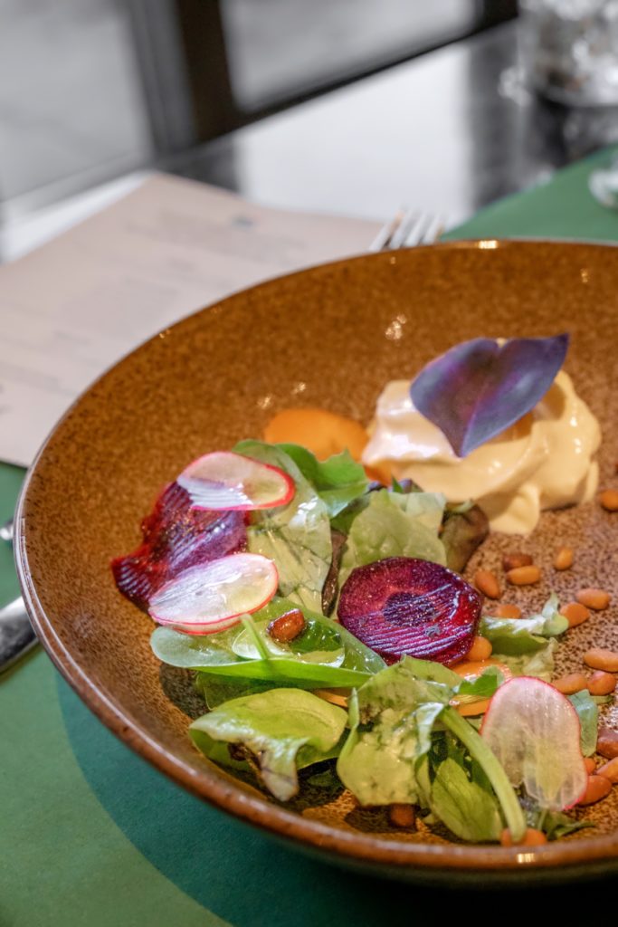 Voorgerecht: regenboogsalade met 'naartjie' schuim. Foto door Wendy YIp van Mevr. Yan. 