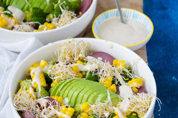 Maaltijdsalade met aardappel, avocado en mais - Anniepannie