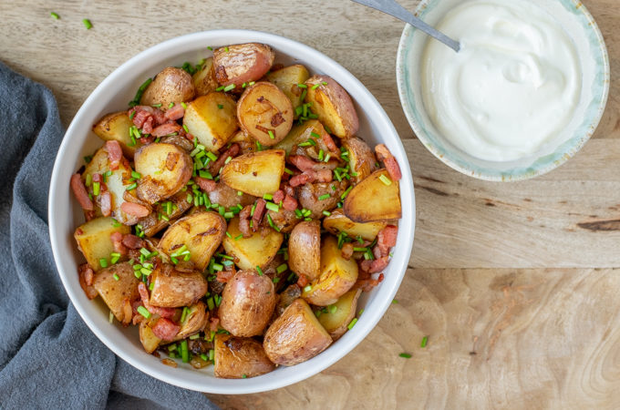 Bratkartoffeln - Duitse gebakken aardappelen met spek, ui en bieslook