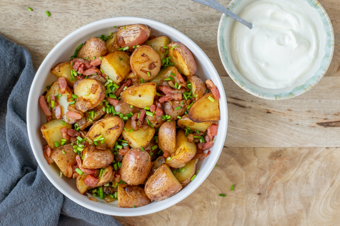 Bratkartoffeln - Duitse gebakken aardappelen met spek, ui en bieslook