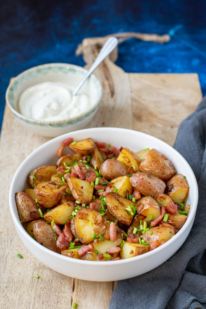 Bratkartoffeln - Duitse gebakken aardappels met spek, ui en bieslook