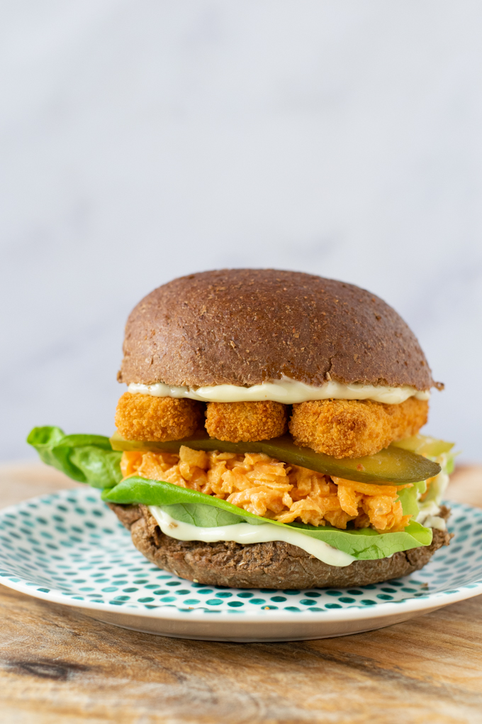 Vegan hoofdgerechten | Broodje vissticks met wortelsalade en augurk