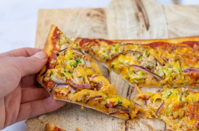 Pizza met tonijn, courgette en kaas - ANNIEPANNIE