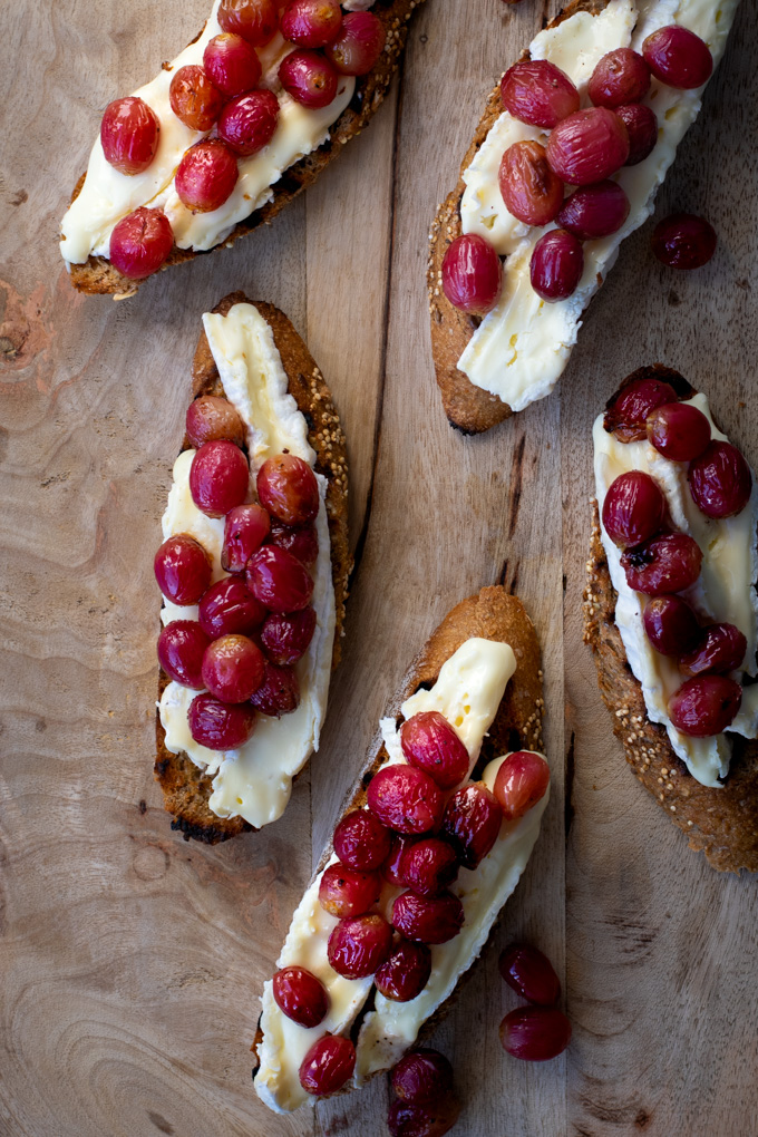 Bruschetta met brie en geroosterde druiven - ANNIEPANNIE