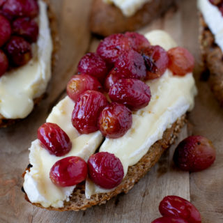 Bruschetta met geroosterde druiven en brie - ANNIEPANNIE