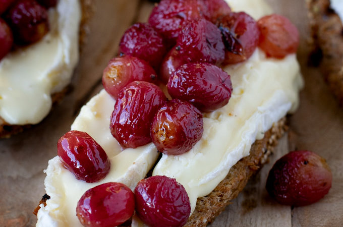 Bruschetta met geroosterde druiven en brie - ANNIEPANNIE