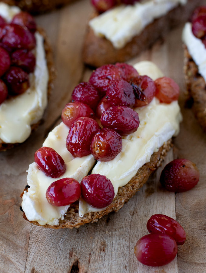 Bruschetta met geroosterde druiven en brie - ANNIEPANNIE