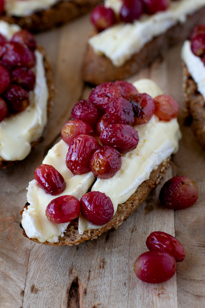 Bruschetta met geroosterde druiven en brie - ANNIEPANNIE