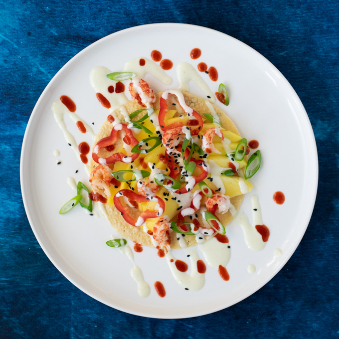 Loaded papadums met mango, paprika en rivierkreeftjes-image
