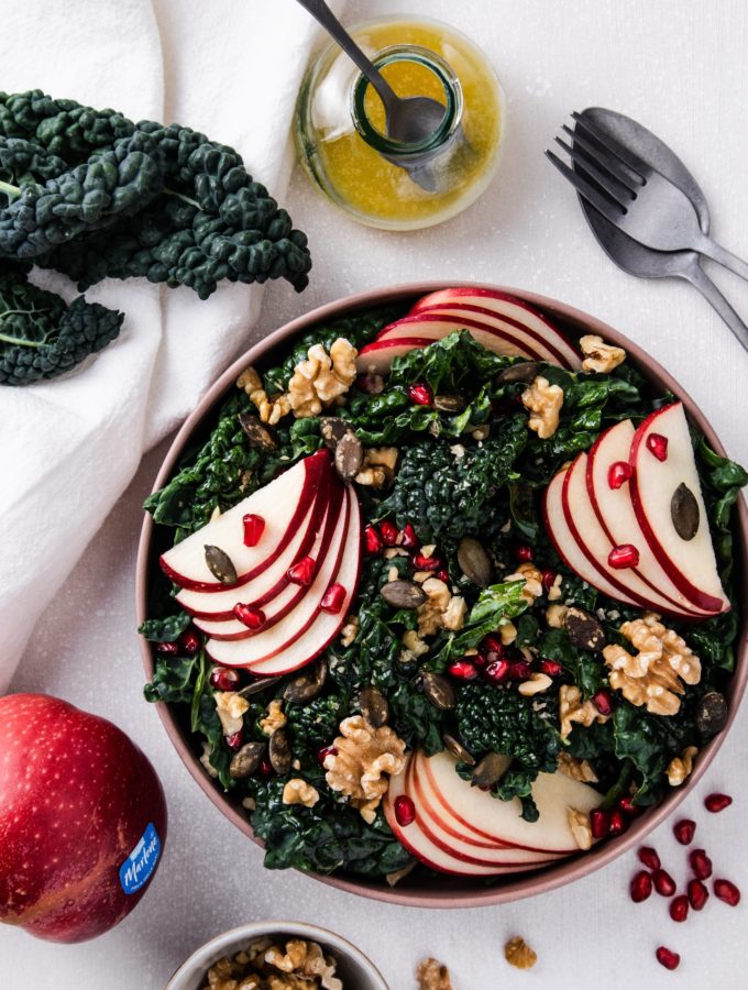 Salade van cavolo nero met appel en walnoten