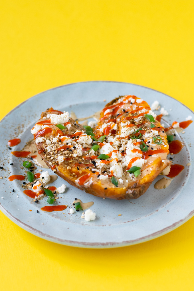 Gepofte zoete aardappel met feta tahin zaatar en srirachasaus -Anniepannie.nl