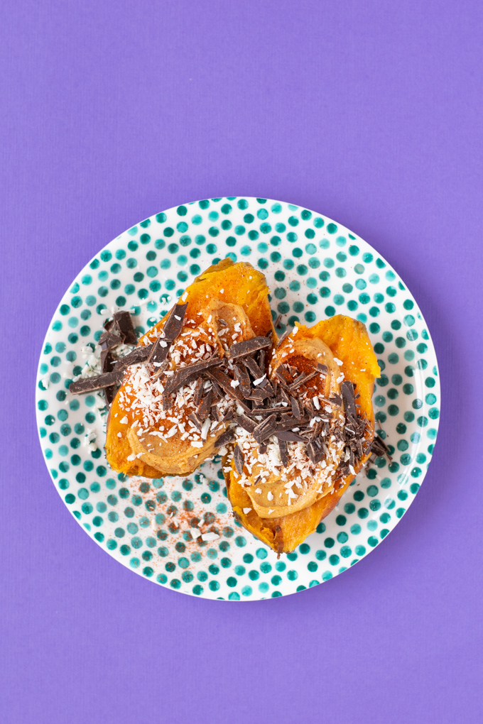 Gepofte zoete aardappel met pindakaas chocola en chili