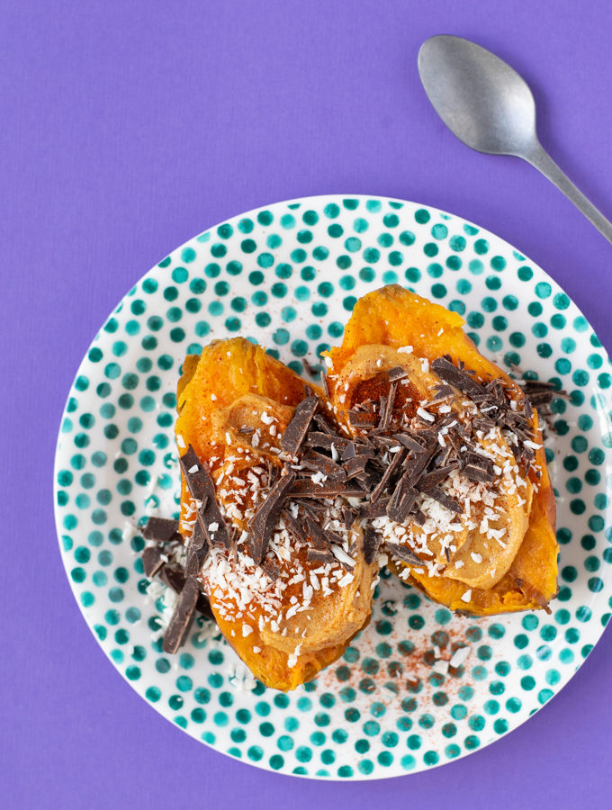 Gepofte zoete aardappel met pindakaas en chocola