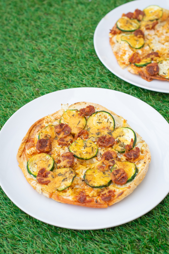 platbroodpizza met chorizo en bloemkool