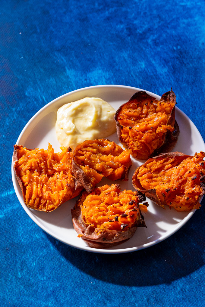 geplette zoete aardappels uit de oven met gepofte knoflookmayonaise