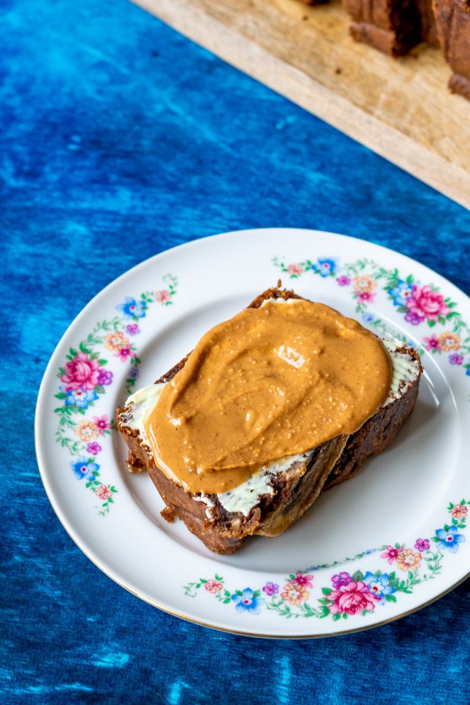 Bananenbrood met roomboter en pindakaas - ANNIEPANNIE