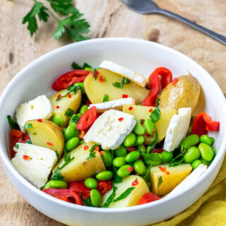 Aardappelsalade met geroosterde paprika, brie en edamameboontjes - ANNIEPANNIE