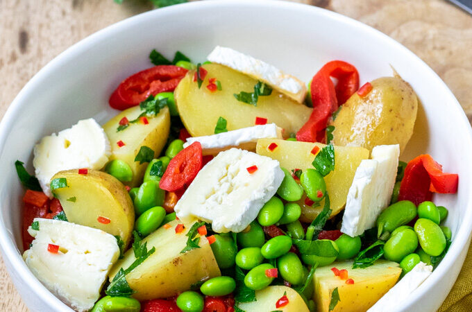 Aardappelsalade met geroosterde paprika, brie en edamameboontjes - ANNIEPANNIE