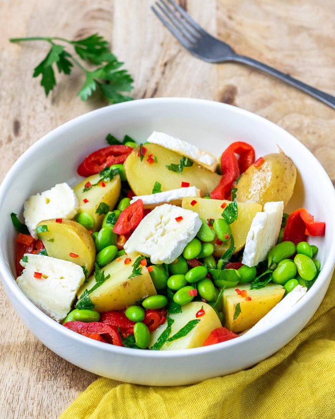 Aardappelsalade met geroosterde paprika, brie en edamameboontjes - ANNIEPANNIE