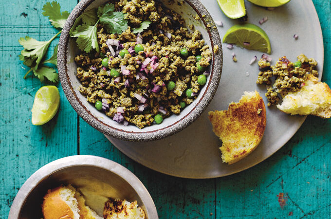 Lamsgehakt met doperwten en zachte broodjes (keema pau)