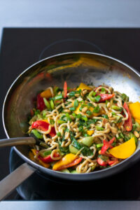 Wok recept met noedels, mango en pinda - ANNIEPANNIE