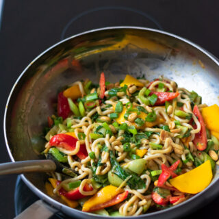 Wok recept met noedels, mango en pinda - ANNIEPANNIE