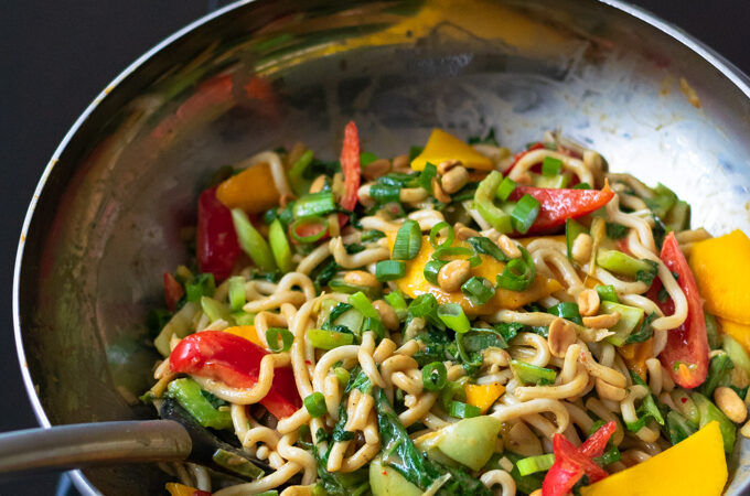 Wok recept met noedels, mango en pinda - ANNIEPANNIE