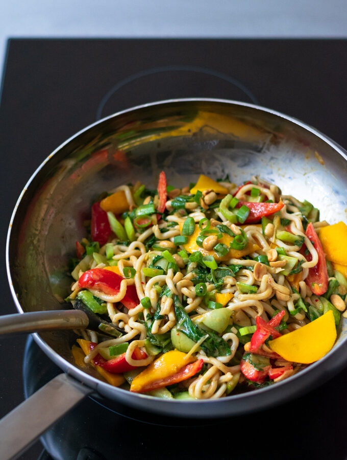 Wok recept met noedels, mango en pinda - ANNIEPANNIE