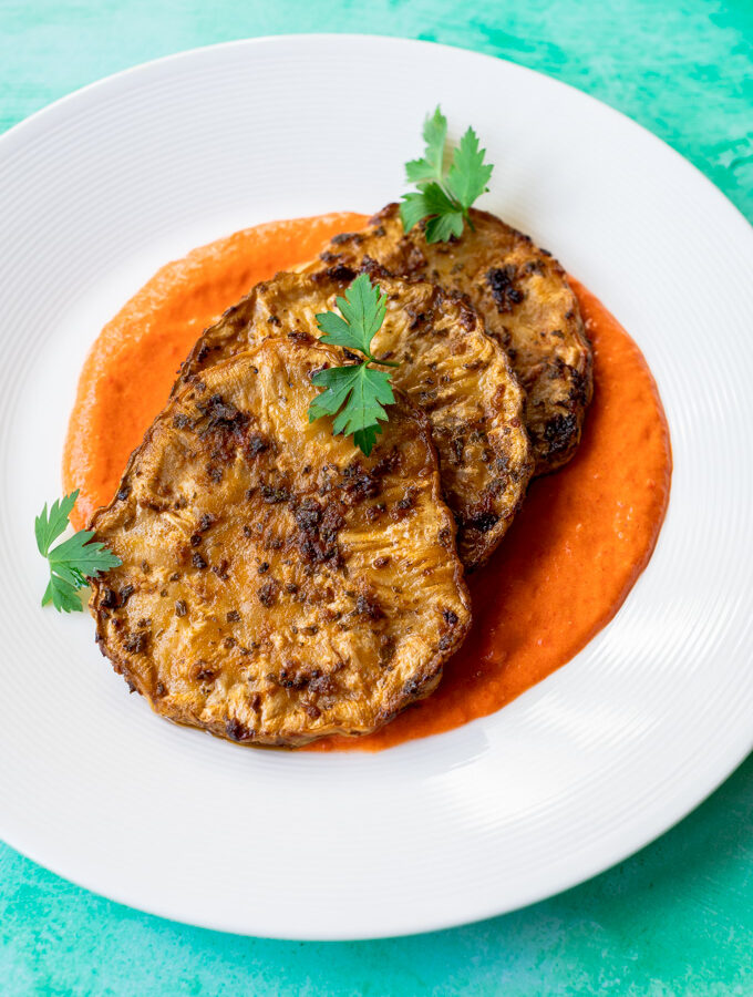 Knolselderij steaks met geroosterde paprikasaus - ANNIEPANNIE