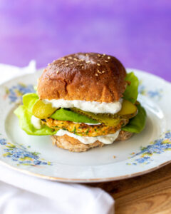 Courgetteburgers met kimchi en opgeklopte feta - ANNIEPANNIE