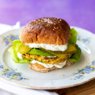 Courgetteburgers met kimchi en opgeklopte feta - ANNIEPANNIE