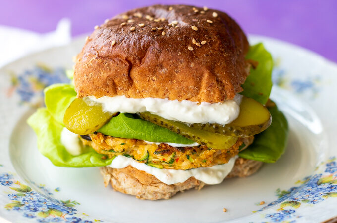 Courgetteburgers met kimchi en opgeklopte feta - ANNIEPANNIE