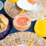 Grapefruit mimosa in een champagneglas