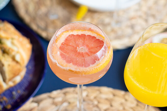 Grapefruit mimosa in een champagneglas