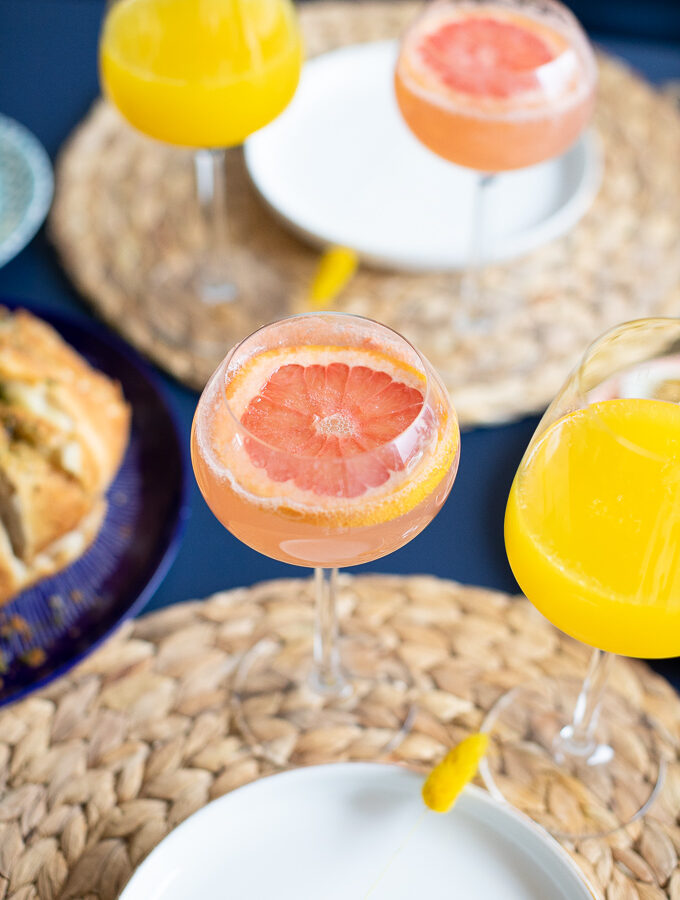 Grapefruit mimosa in een champagneglas