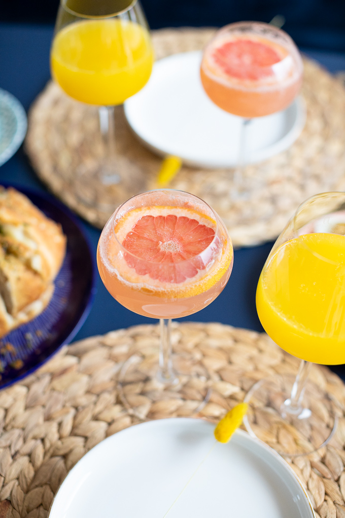 Grapefruit mimosa in een champagneglas