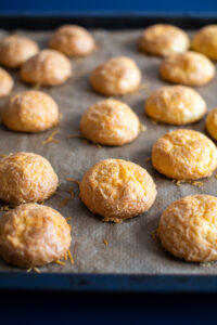 Hartige soesjes (gougères) op de bakplaat